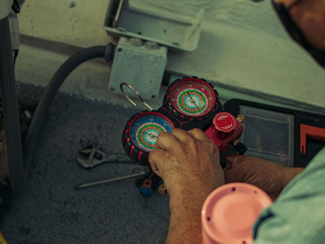 Manómetro de refrigerante en un aire acondicionado