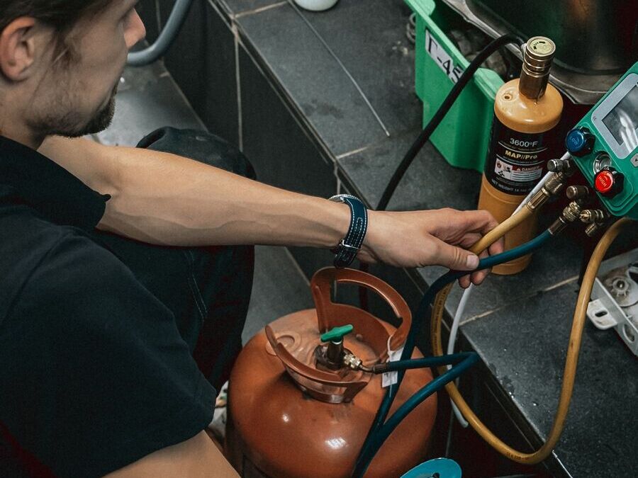 Herramienta profesional de refrigeración en el taller