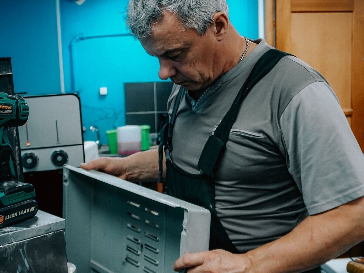 Técnico revisando una refrigeradora