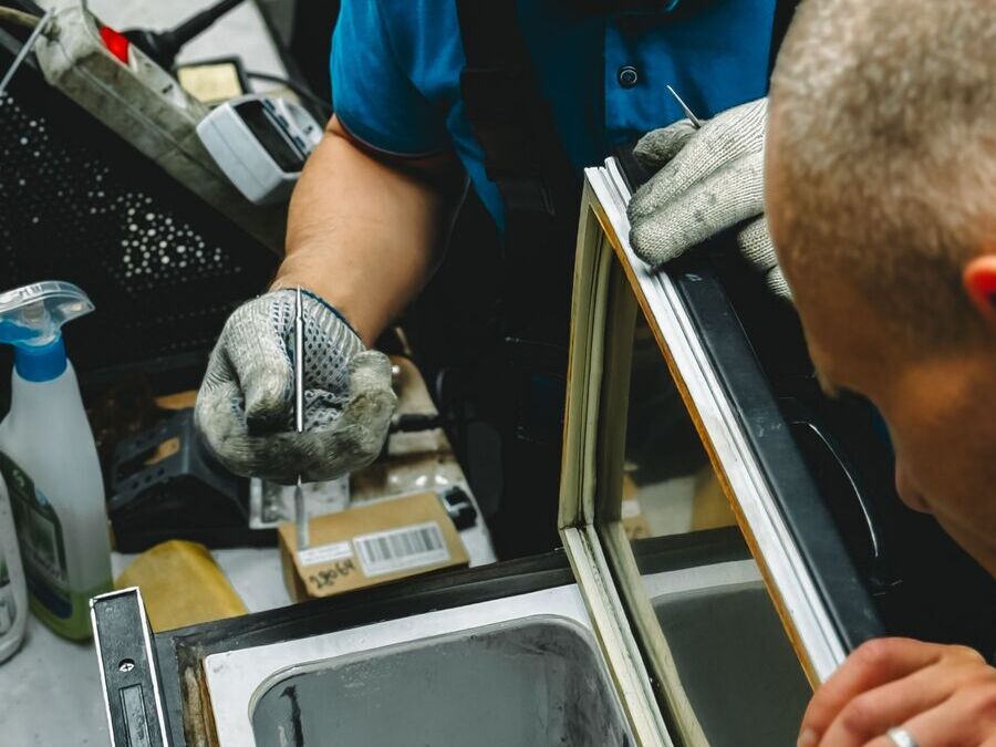 Técnicos reparando un congelador industrial